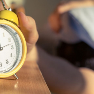 Dormir e acordar tarde é um hábito das pessoas mais inteligentes, diz pesquisa