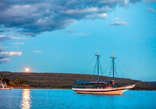 Pôr do sol no Lago Corumbá, em Caldas Novas. oto: Secretaria de Turismo de Caldas Novas.