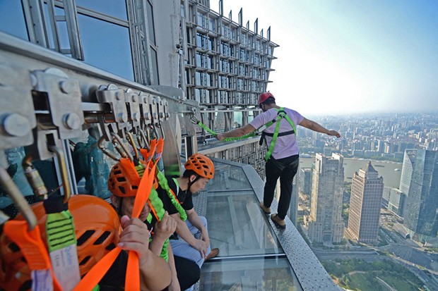 Ponte de vidro no terceiro maior arranha-céu da China