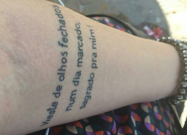 Tatuagem de Bruna Jardim com versos da música 'Vieste', de Ivan Lins (Foto: Reprodução/Instagram)