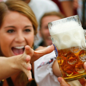 Beber com moderação é mais saudável do que não beber, diz pesquisa