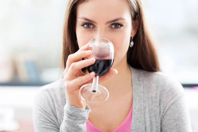 Mulher bebendo vinho 
