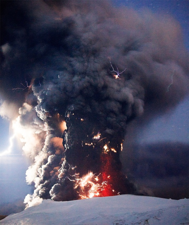Relâmpagos vulcânicos durante a erupção do Eyjafjallajökull