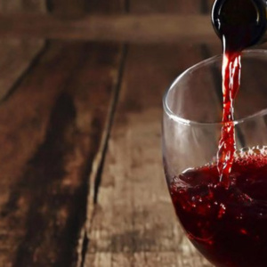 8 benefícios do vinho tinto para a saúde