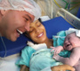 Filha sorri para o pai logo após o nascimento e viraliza