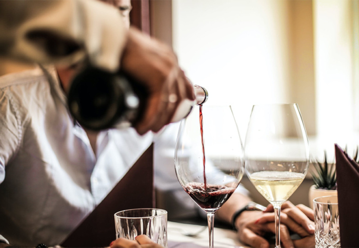 11 mentiras sobre o vinho que você ainda acha que é verdade