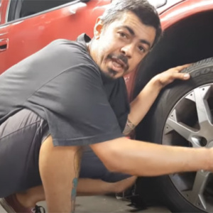 Aprenda a trocar o pneu do seu carro e não passe apuros desnecessários