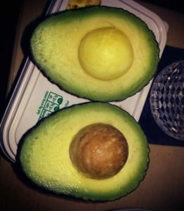 abacate com ou sem caroço