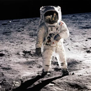 Como os astronautas voltam da Lua para a Terra?